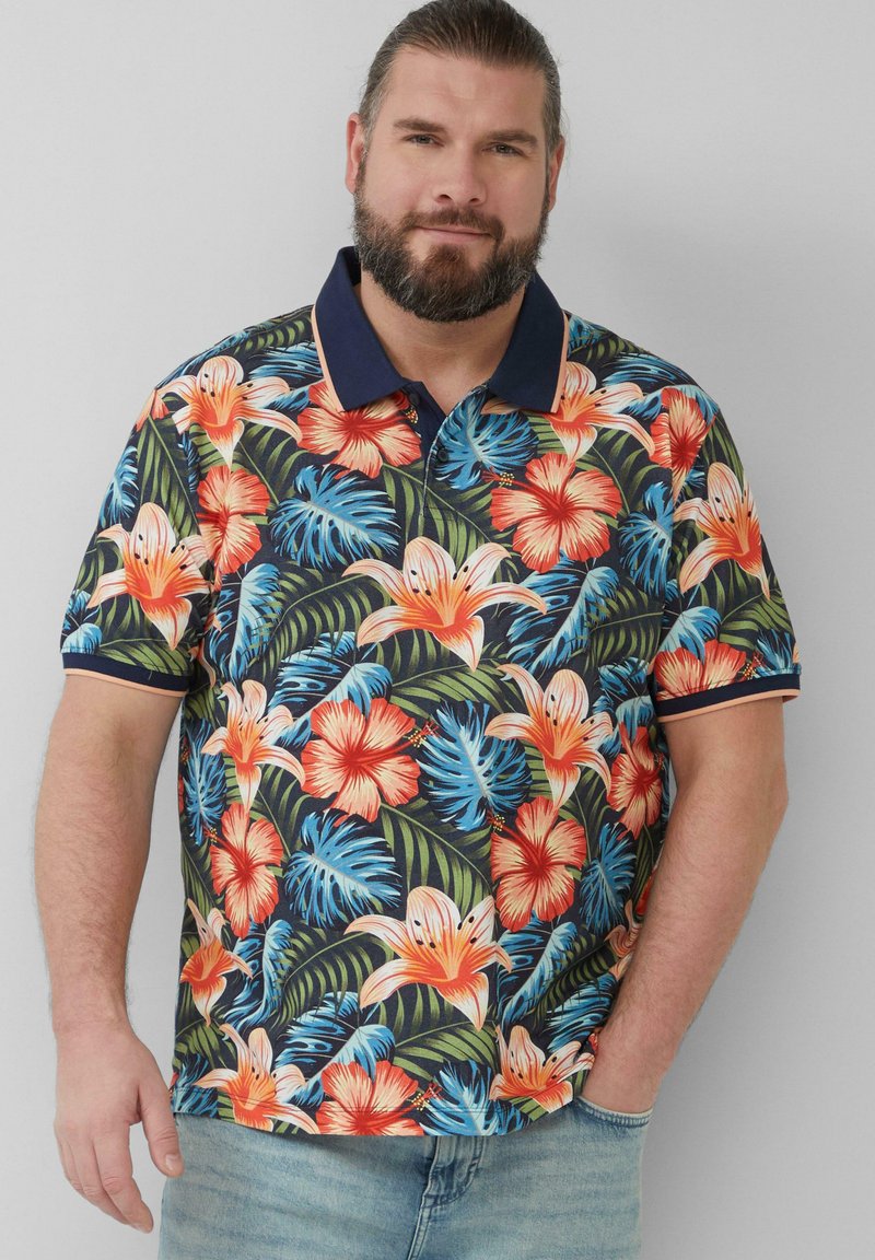 Korte mouwen polo shirt met een multikleurig bloemenpatroon van hibiscus en bladeren op een donkere achtergrond, aangevuld met een marineblauwe kraag.