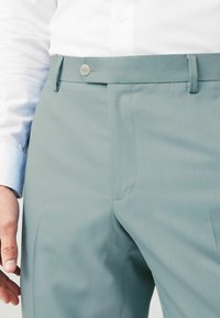 Next MOTIONFLEX  TAILORED - Pantalón de traje - light blue