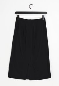 Mustapleated hame, jossa on keskipitkä leikkaus. Edessä on halkio ja se on sileästä materiaalista, riippuen mustasta ripustimesta valkoista taustaa vasten.