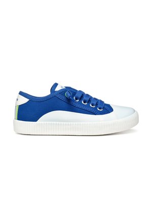 Baskets en toile bleue avec des bouts et semelles en caoutchouc blanc. Œillets rivetés, lacets ronds et une accentuation verte au niveau du talon. Forme arrondie.