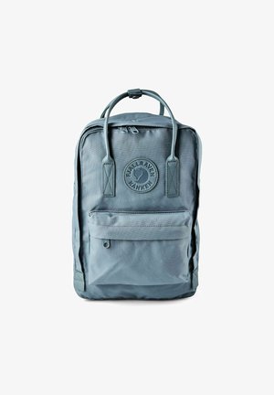 Vierkante grijze Fjällräven Kånken rugzak met bovenhandgrepen, voorvak met rits en logopatch op het voorpaneel.