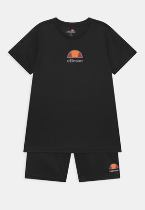 Sort t-shirt med korte ærmer og shorts med orange og rødt Ellesse-logo placeret midt på brystet og nederst til venstre på shortsene.