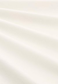 Glad, off-white stof met een subtiele glans en zachte golven; dicht geweven textuur, ideaal voor verschillende toepassingen.