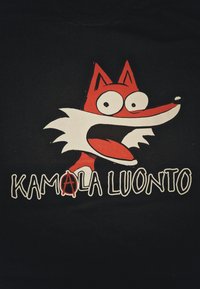 Černé tričko s velkým grafickým motivem červené kreslené lišky. Text pod obrázkem zní "KAMALA LUONTO" s anarchistickým symbolem v písmenu 'A'.