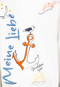 Weißes Sweatshirt mit einem orangefarbenen Anker-Design, einer schwarz-weißen Möwe und bunten, handgezeichneten Schriftzügen und Sonnenillustrationen.