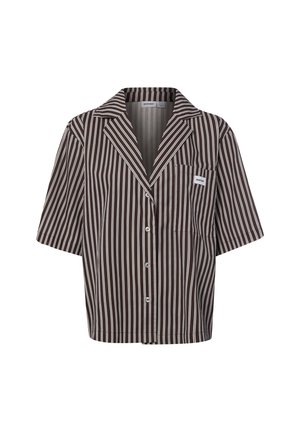 Camicia a maniche corte con bottoni, righe verticali marroni e bianche e tasca sul petto con una piccola etichetta bianca.