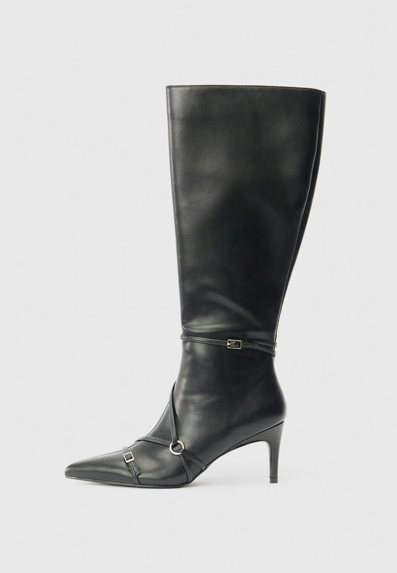 Bota de cuero negra hasta la rodilla con punta afilada, tacón fino y correas decorativas con pequeñas hebillas.