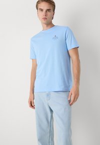 Tommy Hilfiger STACK TEE - T-shirt basic - vessel blue
