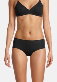 Schwarzes BH- und Slips-Set aus glattem Stoff. Der BH verfügt über verstellbare Träger, während die Slips einen weichen Bund und ein nahtloses Design aufweisen.