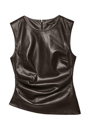 Top bez rukava od smeđe kože s okruglim izrezom, bočnim džepovima i glatkom, mekanoj teksturi sa suptilnim detaljima nabora.