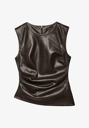 Top bez rukava od smeđe kože s okruglim izrezom, bočnim džepovima i glatkom, mekanoj teksturi sa suptilnim detaljima nabora.