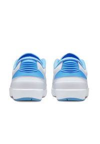 Sneaker blu e bianchi con una tomaia liscia, tallone testurizzato, colletto imbottito e suola in gomma solida. Caratterizzati da dettagli di design nella parte posteriore.