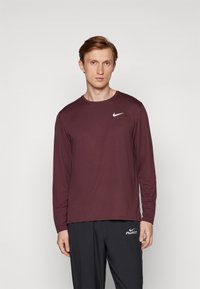 Nike Performance MILER - Hosszú ujjú felső - burgundy crush/reflective silver