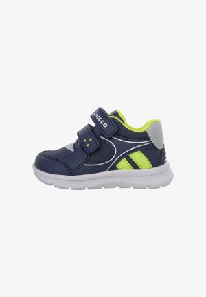 Baskets bébé bleu marine et vert fluo avec deux bandes Velcro, semelle blanche et patch réfléchissant au talon.