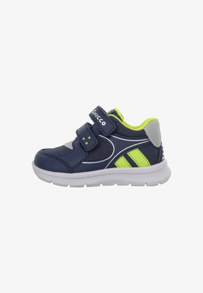 Baskets bébé bleu marine et vert fluo avec deux bandes Velcro, semelle blanche et patch réfléchissant au talon.
