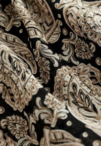 Next SHIRRED  REGULAR FIT - Freizeitkleid - black brown paisley print