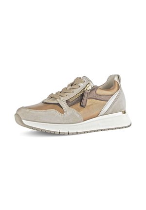 Sneaker van een mix van beige suede en bronzen leer; heeft een vetersluiting, een zijrits en een witte rubberen zool.