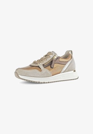 Sneaker mit einer Kombination aus beigem Wildleder und bronzenem Leder; verfügt über eine Schnürschlusstechnik, einen seitlichen Reißverschluss und eine weiße Gummisohle.