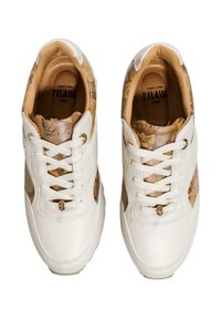 Sneakers bianchi con accenti beige a motivo mappa, lacci bianchi e occhielli dorati, visti dall'alto.