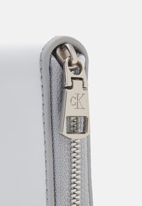 Calvin Klein Jeans SCULPTED ZIP AROUND MONO - Peňaženka - quarry