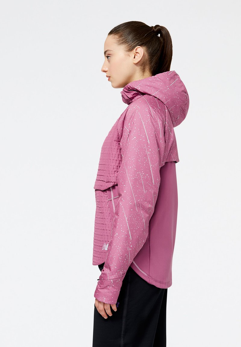 Leichte, kapuzenförmige, rosa Sportjacke aus strukturiertem Stoff mit diagonalen weißen Streifen und mit Reißverschlüssen versehenen Taschen. Hat eine lässige Passform.