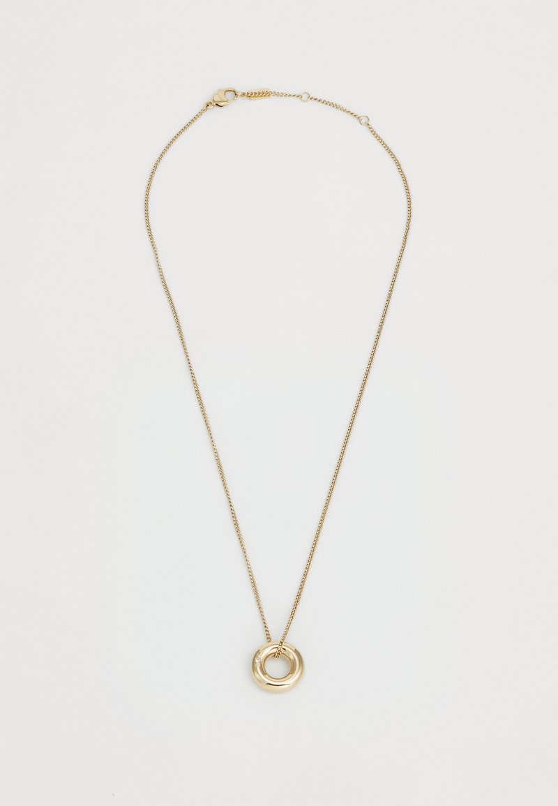 Guld-tone metal halskæde med en snoet kæde og en rund vedhæng, der har to sammenflettede ringe. Glat overflade og poleret finish.