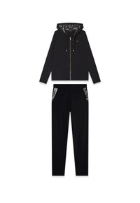 Sudadera negra con cremallera y forro de capucha estampado, acompañada de pantalones negros con acentos brillantes en los bolsillos laterales en un color a juego y una textura suave.