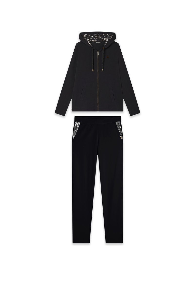 Sudadera negra con cremallera y forro de capucha estampado, acompañada de pantalones negros con acentos brillantes en los bolsillos laterales en un color a juego y una textura suave.