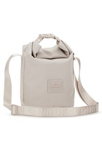 Borsa rettangolare di un beige chiaro, realizzata in tessuto testurizzato. Presenta una chiusura superiore pieghevole, una tracolla regolabile e una patch con logo in rilievo.