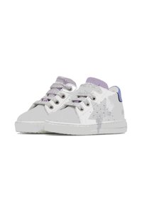 Sneakers bianche con dettagli viola, punta tonda, design con lacci texturizzati e un motivo a stella sul lato. Suola in gomma con leggero grip.