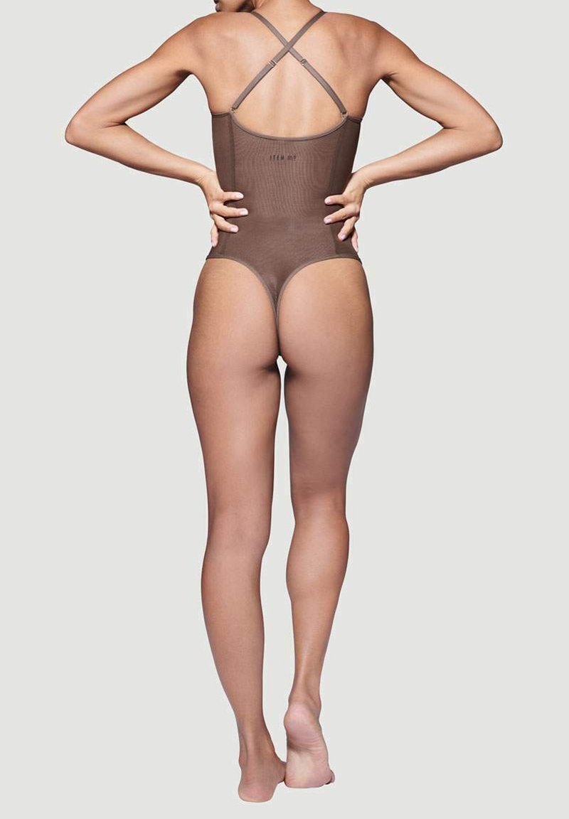Bruine bodysuit met kruisbanden aan de achterkant, aansluitend ontwerp, gladde textuur en een lage rug, die de taille en benen accentueert.