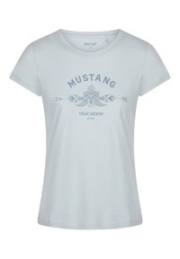 Lichtblauw katoenen T-shirt met een ronde hals, korte mouwen en een bloemenprint die "MUSTANG TRUE DENIM EST. 1932." bevat.