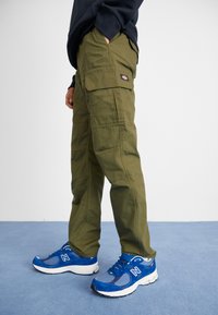 Dickies - MILLERVILLE - Oldalzsebes nadrágok - military green Miniatűr kép 1