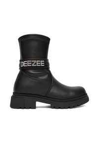 Juoda odinė kulkšnių aulinio tipo batai su stambiu padu, papuošti dekoratyvine diržele su „DEEZEE“ užrašu iš cirkonių. Lygus paviršius ir apvalus noselis.