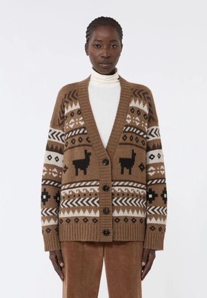 Cardigan lavorato a maglia marrone con scollatura a V profonda, caratterizzato da motivi geometrici neri e crema, lama e grandi bottoni neri.
