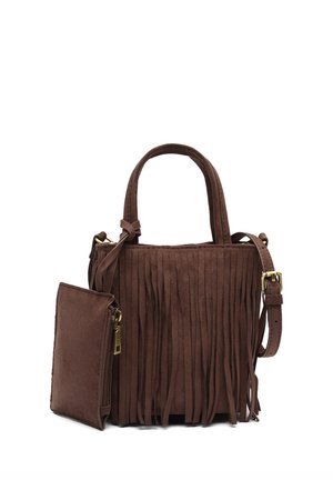 Sac à main en daim marron avec détails à franges, doubles poignées, bandoulière ajustable et petite pochette zippée attachée.
