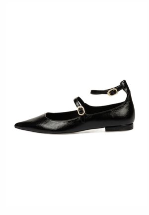Zapato plano de cuero negro con punta afilada, tira en el tobillo con hebilla dorada, textura suave y tacón bajo.