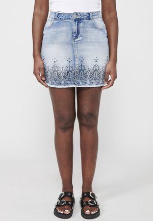 Jasnoniebieska spódnica dżinsowa z haftowanym kwiatowym wzorem na dole, o dopasowanym kroju, postrzępionych krawędziach i przednich kieszeniach.
