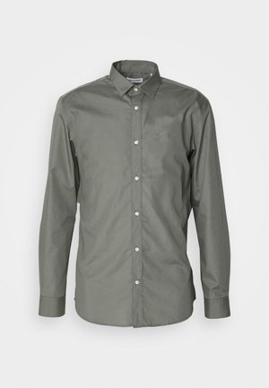 Camicia da uomo a maniche lunghe in tessuto verde oliva, con chiusura a bottoni, colletto alla francese e polsini arrotondati con una leggera texture.