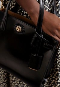 Tory Burch ROBINSON SPAZZOLATO SMALL SATCHEL - Handtas - black