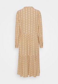 Robe longue beige avec un motif floral, dotée de manches longues, d'un col et de détails froncés à la taille et à l'ourlet.