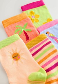 Cinco calcetines coloridos con diseños alegres que incluyen un sol sonriente, una palmera, una flor, un loro y un patrón de rayas.