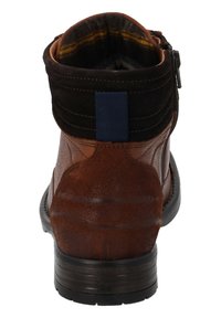 Stivale alla caviglia in pelle marrone con un colletto in suede nero, superficie testurizzata, zip posteriore e un accento blu sul retro. Design del tacco dritto.