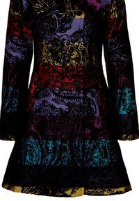 Cappotto multicolore in velluto con intricate fantasie floreali. Presenta un design doppiopetto e una forma svasata, che mette in mostra vivaci tonalità di viola, rosso e teal.
