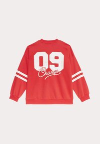 Felpa rossa con numeri bianchi "09" e testo "Champs" sulla schiena. Design semplice con strisce bianche sulle maniche. Materiale morbido.