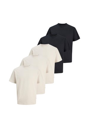Fünf schlichte T-Shirts mit kurzen Ärmeln und Rundhalsausschnitt in abwechselnden Schwarz- und Elfenbeintönen, in einer versetzten Reihe angeordnet.