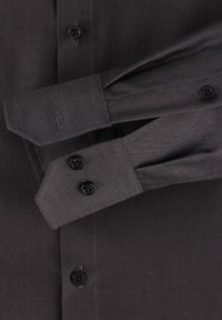 Donkergrijze overhemd met lange mouwen, een gladde textuur en contrasterende zwarte knopen op de manchetten en de voorbies.