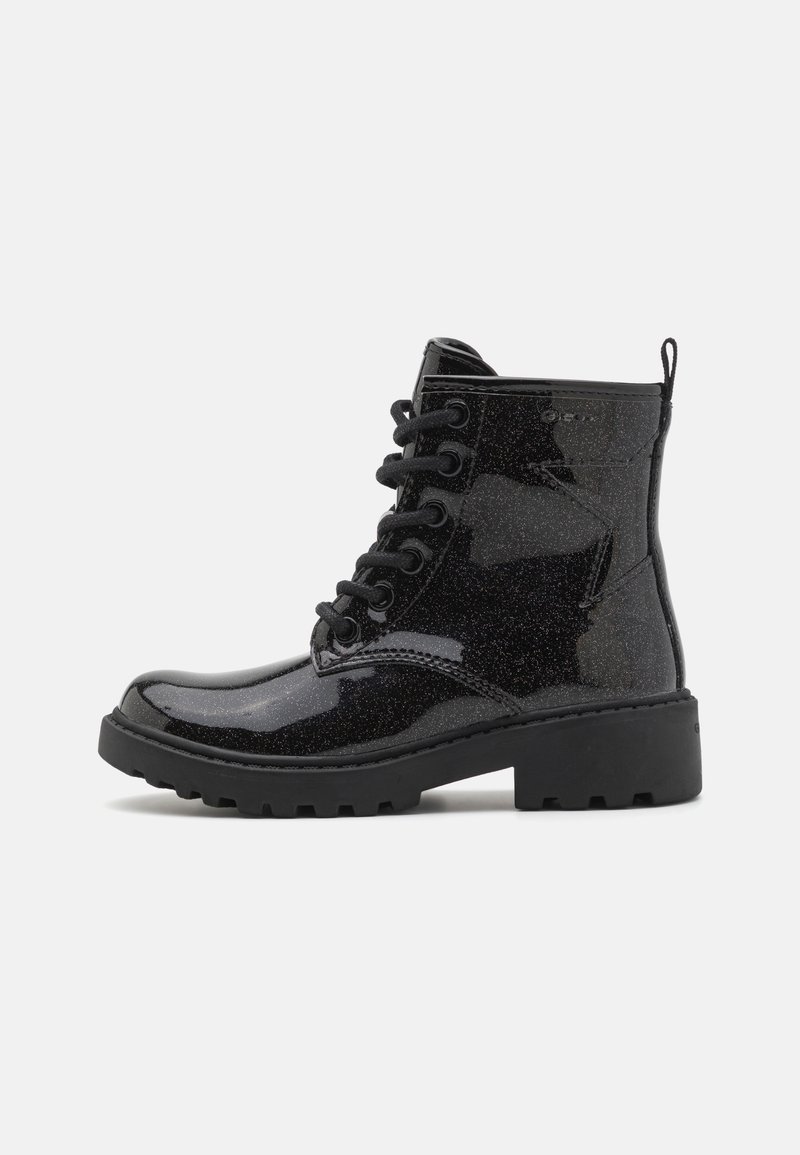 Bottines noires à lacets avec une finition brillante et pailletée, semelle en caoutchouc et détails de couture prononcés. Présente un tirant à l'arrière.