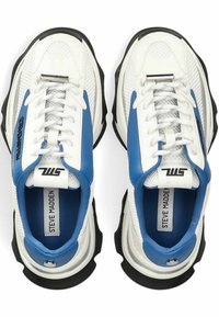 Weiße und blaue SportSneaker mit Obermaterial aus Mesh, weißen Schnürsenkeln, schwarzer Gummisohle und Logo-Details an der Seite und Zunge.