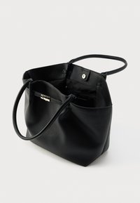 Μαύρη δερμάτινη τσάντα χειρός με δύο λαβές, ανοιχτό πάνω μέρος, εσωτερική τσέπη με φερμουάρ και μαγνητικό κούμπωμα σε απλό λευκό φόντο.